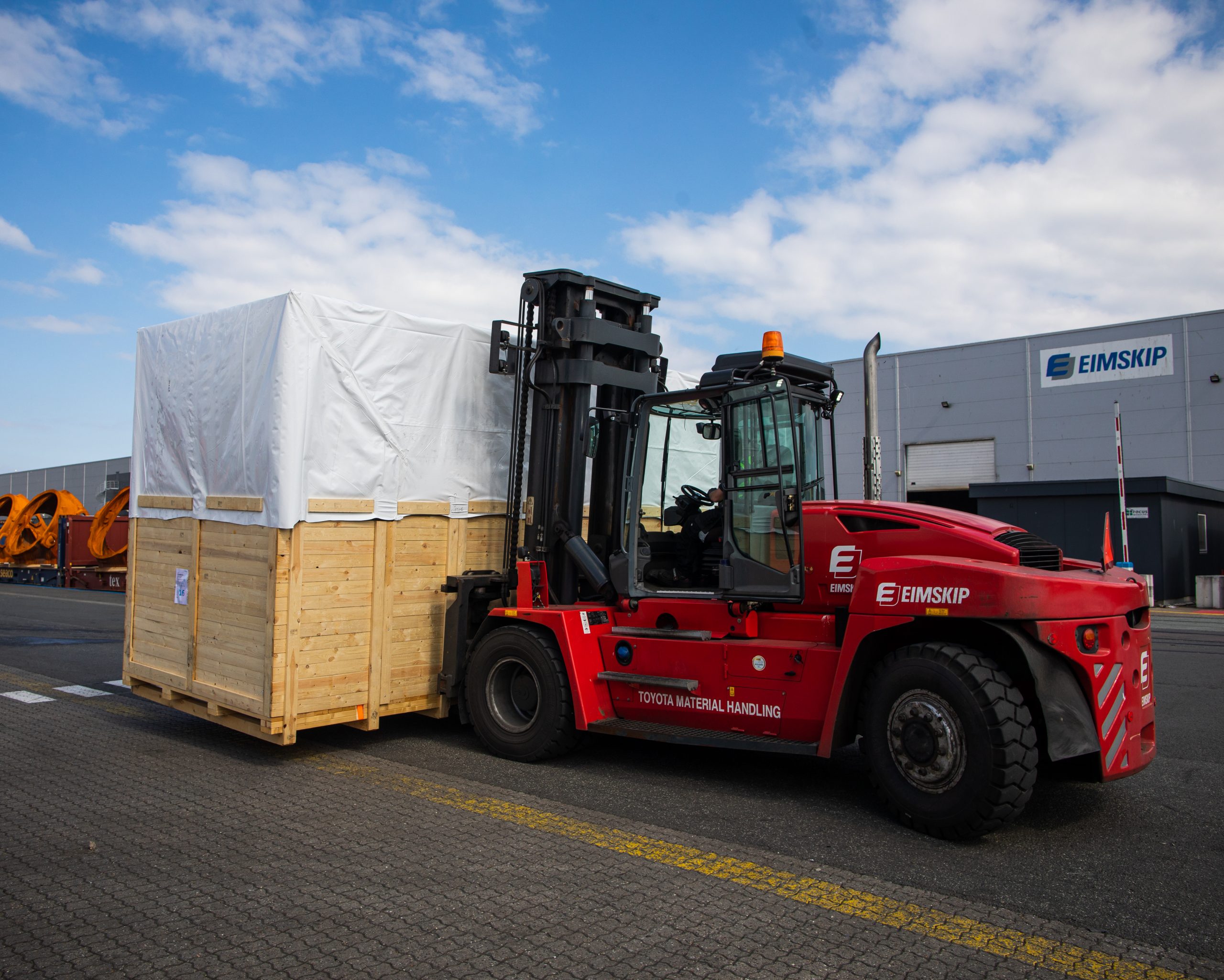 1.011.02_Truck with Crate 2